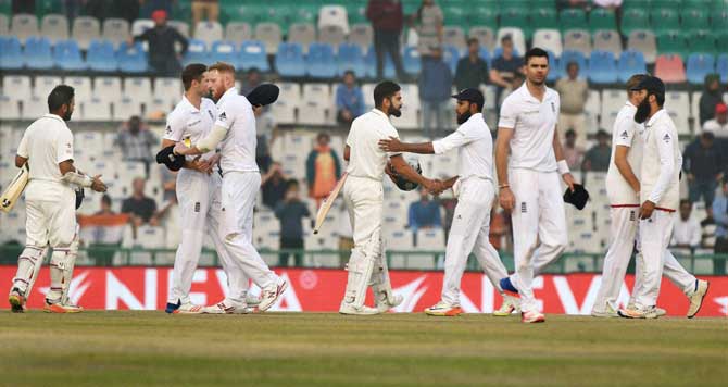 भारतीय संघाने मोहालीच्या स्टेडियमवरील गेल्या २२ वर्षांपासूनचा विजयी इतिहास कायम राखत इंग्लंडविरुद्धची कसोटी ८ विकेट्सने जिंकली आहे.