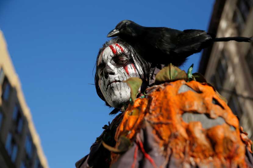 दर वर्षी ३१ ऑक्टोबरला अमेरिकेत हॅलोविन उत्सव साजरा केला जातो. दैवी किंवा पाशवी अशा कुठल्याच अतींद्रिय शक्तीचे अस्तित्व न मानणारे लोकसुध्दा या भुताटकीच्या सोहळ्यात मोठ्या हौसेने भाग घेतात. येशू ख्रिस्ताच्याही जन्माआधीपासून युरोपातल्या कांही आदिवासी जमाती अशा प्रकारचा दिवस साजरा करत असत. वर्षातून एक दिवस सर्व मृतात्मे त्यांना वाटल्यास जीवंत माणसांच्या जगात येऊन वावरतात अशी त्यांची समजूत होती. त्या आत्म्यांनी आपल्याला त्रास देऊ नये म्हणून किंवा त्यांना बरे वाटावे म्हणून जीवंत लोकसुध्दा त्या रात्री भुताखेतासारखा वेष धारण करून फिरत असत. त्यामुळे भूत कोणते आणि माणूस कोणता यातला फरक न समजल्यामुळे सुरक्षितता मिळावी अशी त्यांची धारणा होती. युरोपमध्ये सुरू झालेली ही प्रथा तिकडे लोप पावत चालली असताना अमेरिकेत मात्र त्याचा जास्तच प्रसार झाल्याचे दिसते.