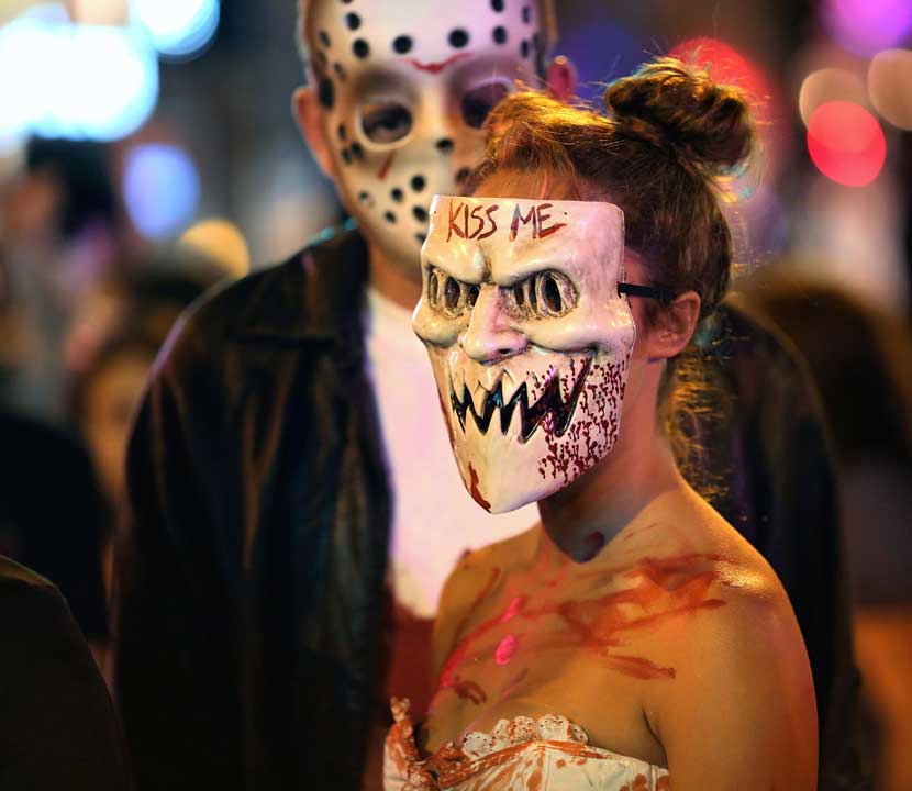 दर वर्षी ३१ ऑक्टोबरला अमेरिकेत हॅलोविन उत्सव साजरा केला जातो. दैवी किंवा पाशवी अशा कुठल्याच अतींद्रिय शक्तीचे अस्तित्व न मानणारे लोकसुध्दा या भुताटकीच्या सोहळ्यात मोठ्या हौसेने भाग घेतात. येशू ख्रिस्ताच्याही जन्माआधीपासून युरोपातल्या कांही आदिवासी जमाती अशा प्रकारचा दिवस साजरा करत असत. वर्षातून एक दिवस सर्व मृतात्मे त्यांना वाटल्यास जीवंत माणसांच्या जगात येऊन वावरतात अशी त्यांची समजूत होती. त्या आत्म्यांनी आपल्याला त्रास देऊ नये म्हणून किंवा त्यांना बरे वाटावे म्हणून जीवंत लोकसुध्दा त्या रात्री भुताखेतासारखा वेष धारण करून फिरत असत. त्यामुळे भूत कोणते आणि माणूस कोणता यातला फरक न समजल्यामुळे सुरक्षितता मिळावी अशी त्यांची धारणा होती. युरोपमध्ये सुरू झालेली ही प्रथा तिकडे लोप पावत चालली असताना अमेरिकेत मात्र त्याचा जास्तच प्रसार झाल्याचे दिसते.