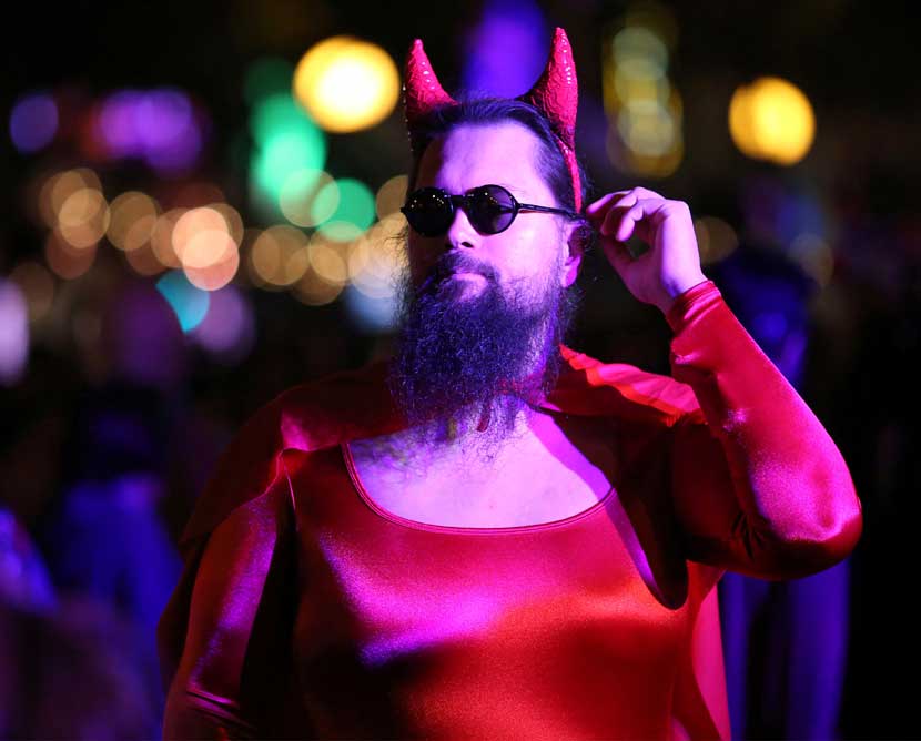 दर वर्षी ३१ ऑक्टोबरला अमेरिकेत हॅलोविन उत्सव साजरा केला जातो. दैवी किंवा पाशवी अशा कुठल्याच अतींद्रिय शक्तीचे अस्तित्व न मानणारे लोकसुध्दा या भुताटकीच्या सोहळ्यात मोठ्या हौसेने भाग घेतात. येशू ख्रिस्ताच्याही जन्माआधीपासून युरोपातल्या कांही आदिवासी जमाती अशा प्रकारचा दिवस साजरा करत असत. वर्षातून एक दिवस सर्व मृतात्मे त्यांना वाटल्यास जीवंत माणसांच्या जगात येऊन वावरतात अशी त्यांची समजूत होती. त्या आत्म्यांनी आपल्याला त्रास देऊ नये म्हणून किंवा त्यांना बरे वाटावे म्हणून जीवंत लोकसुध्दा त्या रात्री भुताखेतासारखा वेष धारण करून फिरत असत. त्यामुळे भूत कोणते आणि माणूस कोणता यातला फरक न समजल्यामुळे सुरक्षितता मिळावी अशी त्यांची धारणा होती. युरोपमध्ये सुरू झालेली ही प्रथा तिकडे लोप पावत चालली असताना अमेरिकेत मात्र त्याचा जास्तच प्रसार झाल्याचे दिसते.