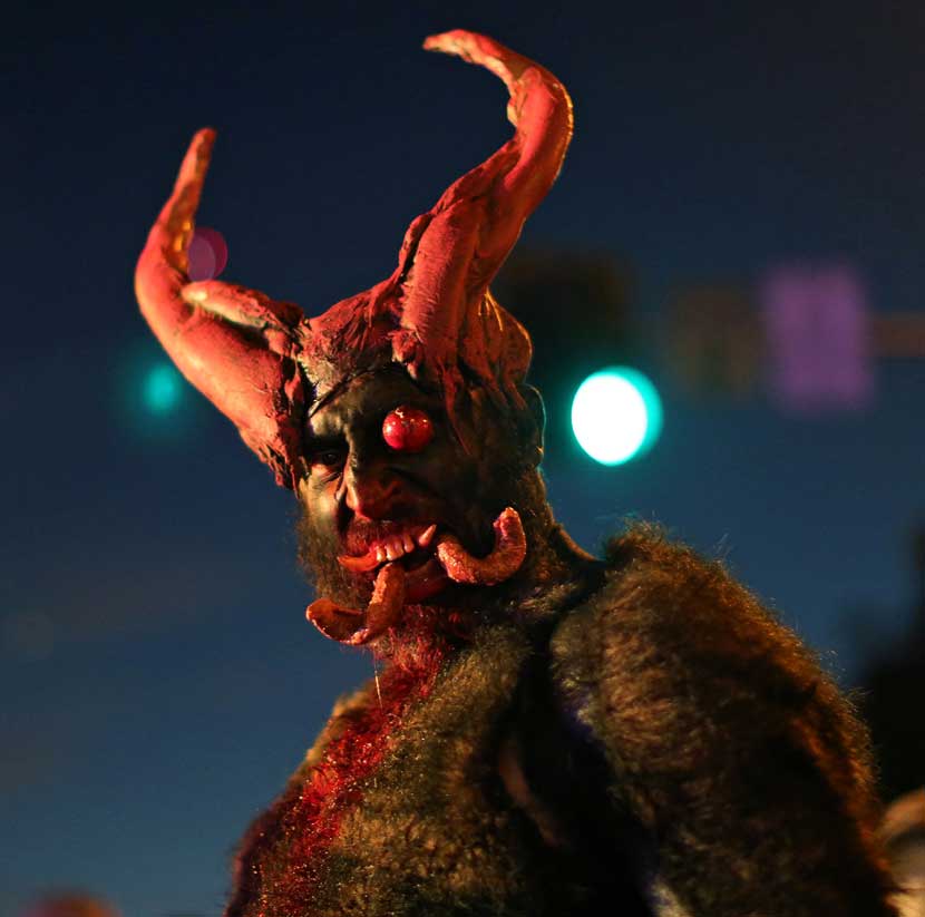 दर वर्षी ३१ ऑक्टोबरला अमेरिकेत हॅलोविन उत्सव साजरा केला जातो. दैवी किंवा पाशवी अशा कुठल्याच अतींद्रिय शक्तीचे अस्तित्व न मानणारे लोकसुध्दा या भुताटकीच्या सोहळ्यात मोठ्या हौसेने भाग घेतात. येशू ख्रिस्ताच्याही जन्माआधीपासून युरोपातल्या कांही आदिवासी जमाती अशा प्रकारचा दिवस साजरा करत असत. वर्षातून एक दिवस सर्व मृतात्मे त्यांना वाटल्यास जीवंत माणसांच्या जगात येऊन वावरतात अशी त्यांची समजूत होती. त्या आत्म्यांनी आपल्याला त्रास देऊ नये म्हणून किंवा त्यांना बरे वाटावे म्हणून जीवंत लोकसुध्दा त्या रात्री भुताखेतासारखा वेष धारण करून फिरत असत. त्यामुळे भूत कोणते आणि माणूस कोणता यातला फरक न समजल्यामुळे सुरक्षितता मिळावी अशी त्यांची धारणा होती. युरोपमध्ये सुरू झालेली ही प्रथा तिकडे लोप पावत चालली असताना अमेरिकेत मात्र त्याचा जास्तच प्रसार झाल्याचे दिसते.