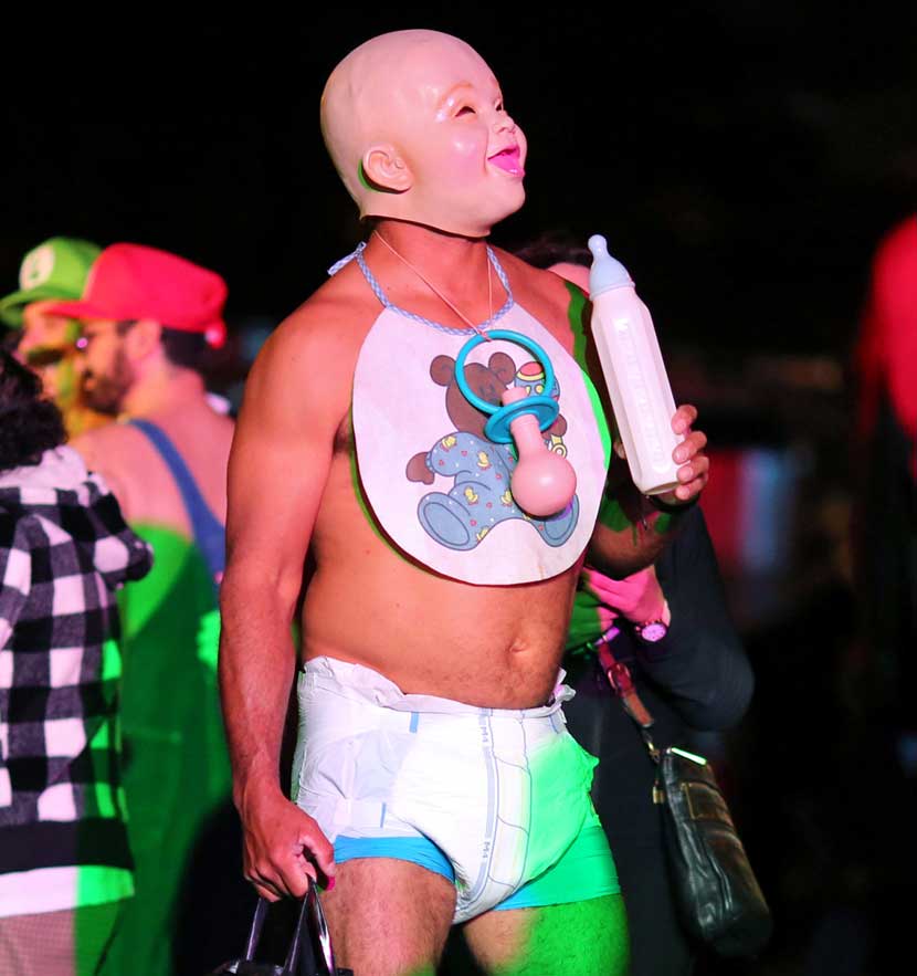 दर वर्षी ३१ ऑक्टोबरला अमेरिकेत हॅलोविन उत्सव साजरा केला जातो. दैवी किंवा पाशवी अशा कुठल्याच अतींद्रिय शक्तीचे अस्तित्व न मानणारे लोकसुध्दा या भुताटकीच्या सोहळ्यात मोठ्या हौसेने भाग घेतात. येशू ख्रिस्ताच्याही जन्माआधीपासून युरोपातल्या कांही आदिवासी जमाती अशा प्रकारचा दिवस साजरा करत असत. वर्षातून एक दिवस सर्व मृतात्मे त्यांना वाटल्यास जीवंत माणसांच्या जगात येऊन वावरतात अशी त्यांची समजूत होती. त्या आत्म्यांनी आपल्याला त्रास देऊ नये म्हणून किंवा त्यांना बरे वाटावे म्हणून जीवंत लोकसुध्दा त्या रात्री भुताखेतासारखा वेष धारण करून फिरत असत. त्यामुळे भूत कोणते आणि माणूस कोणता यातला फरक न समजल्यामुळे सुरक्षितता मिळावी अशी त्यांची धारणा होती. युरोपमध्ये सुरू झालेली ही प्रथा तिकडे लोप पावत चालली असताना अमेरिकेत मात्र त्याचा जास्तच प्रसार झाल्याचे दिसते.