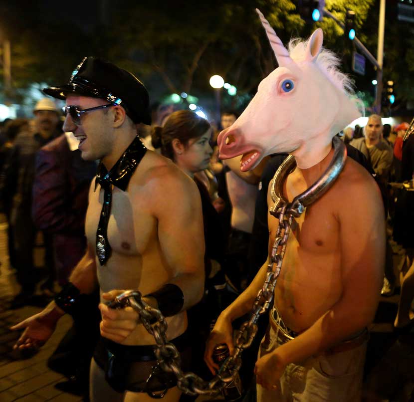 दर वर्षी ३१ ऑक्टोबरला अमेरिकेत हॅलोविन उत्सव साजरा केला जातो. दैवी किंवा पाशवी अशा कुठल्याच अतींद्रिय शक्तीचे अस्तित्व न मानणारे लोकसुध्दा या भुताटकीच्या सोहळ्यात मोठ्या हौसेने भाग घेतात. येशू ख्रिस्ताच्याही जन्माआधीपासून युरोपातल्या कांही आदिवासी जमाती अशा प्रकारचा दिवस साजरा करत असत. वर्षातून एक दिवस सर्व मृतात्मे त्यांना वाटल्यास जीवंत माणसांच्या जगात येऊन वावरतात अशी त्यांची समजूत होती. त्या आत्म्यांनी आपल्याला त्रास देऊ नये म्हणून किंवा त्यांना बरे वाटावे म्हणून जीवंत लोकसुध्दा त्या रात्री भुताखेतासारखा वेष धारण करून फिरत असत. त्यामुळे भूत कोणते आणि माणूस कोणता यातला फरक न समजल्यामुळे सुरक्षितता मिळावी अशी त्यांची धारणा होती. युरोपमध्ये सुरू झालेली ही प्रथा तिकडे लोप पावत चालली असताना अमेरिकेत मात्र त्याचा जास्तच प्रसार झाल्याचे दिसते.