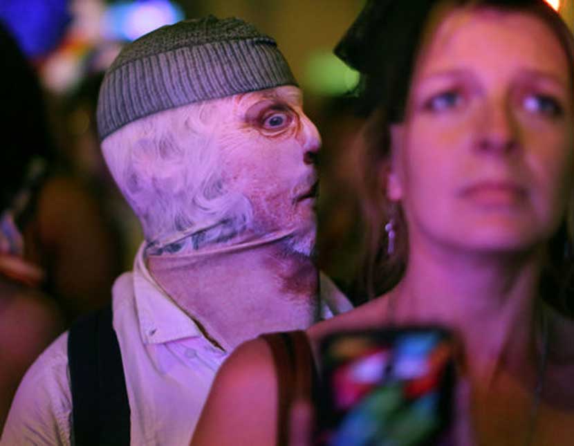 दर वर्षी ३१ ऑक्टोबरला अमेरिकेत हॅलोविन उत्सव साजरा केला जातो. दैवी किंवा पाशवी अशा कुठल्याच अतींद्रिय शक्तीचे अस्तित्व न मानणारे लोकसुध्दा या भुताटकीच्या सोहळ्यात मोठ्या हौसेने भाग घेतात. येशू ख्रिस्ताच्याही जन्माआधीपासून युरोपातल्या कांही आदिवासी जमाती अशा प्रकारचा दिवस साजरा करत असत. वर्षातून एक दिवस सर्व मृतात्मे त्यांना वाटल्यास जीवंत माणसांच्या जगात येऊन वावरतात अशी त्यांची समजूत होती. त्या आत्म्यांनी आपल्याला त्रास देऊ नये म्हणून किंवा त्यांना बरे वाटावे म्हणून जीवंत लोकसुध्दा त्या रात्री भुताखेतासारखा वेष धारण करून फिरत असत. त्यामुळे भूत कोणते आणि माणूस कोणता यातला फरक न समजल्यामुळे सुरक्षितता मिळावी अशी त्यांची धारणा होती. युरोपमध्ये सुरू झालेली ही प्रथा तिकडे लोप पावत चालली असताना अमेरिकेत मात्र त्याचा जास्तच प्रसार झाल्याचे दिसते.