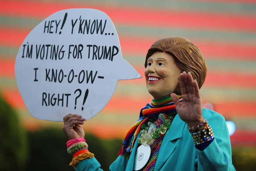 दर वर्षी ३१ ऑक्टोबरला अमेरिकेत हॅलोविन उत्सव साजरा केला जातो. दैवी किंवा पाशवी अशा कुठल्याच अतींद्रिय शक्तीचे अस्तित्व न मानणारे लोकसुध्दा या भुताटकीच्या सोहळ्यात मोठ्या हौसेने भाग घेतात. येशू ख्रिस्ताच्याही जन्माआधीपासून युरोपातल्या कांही आदिवासी जमाती अशा प्रकारचा दिवस साजरा करत असत. वर्षातून एक दिवस सर्व मृतात्मे त्यांना वाटल्यास जीवंत माणसांच्या जगात येऊन वावरतात अशी त्यांची समजूत होती. त्या आत्म्यांनी आपल्याला त्रास देऊ नये म्हणून किंवा त्यांना बरे वाटावे म्हणून जीवंत लोकसुध्दा त्या रात्री भुताखेतासारखा वेष धारण करून फिरत असत. त्यामुळे भूत कोणते आणि माणूस कोणता यातला फरक न समजल्यामुळे सुरक्षितता मिळावी अशी त्यांची धारणा होती. युरोपमध्ये सुरू झालेली ही प्रथा तिकडे लोप पावत चालली असताना अमेरिकेत मात्र त्याचा जास्तच प्रसार झाल्याचे दिसते.