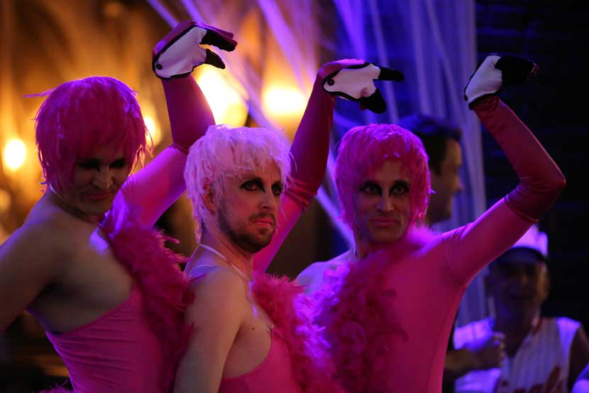 दर वर्षी ३१ ऑक्टोबरला अमेरिकेत हॅलोविन उत्सव साजरा केला जातो. दैवी किंवा पाशवी अशा कुठल्याच अतींद्रिय शक्तीचे अस्तित्व न मानणारे लोकसुध्दा या भुताटकीच्या सोहळ्यात मोठ्या हौसेने भाग घेतात. येशू ख्रिस्ताच्याही जन्माआधीपासून युरोपातल्या कांही आदिवासी जमाती अशा प्रकारचा दिवस साजरा करत असत. वर्षातून एक दिवस सर्व मृतात्मे त्यांना वाटल्यास जीवंत माणसांच्या जगात येऊन वावरतात अशी त्यांची समजूत होती. त्या आत्म्यांनी आपल्याला त्रास देऊ नये म्हणून किंवा त्यांना बरे वाटावे म्हणून जीवंत लोकसुध्दा त्या रात्री भुताखेतासारखा वेष धारण करून फिरत असत. त्यामुळे भूत कोणते आणि माणूस कोणता यातला फरक न समजल्यामुळे सुरक्षितता मिळावी अशी त्यांची धारणा होती. युरोपमध्ये सुरू झालेली ही प्रथा तिकडे लोप पावत चालली असताना अमेरिकेत मात्र त्याचा जास्तच प्रसार झाल्याचे दिसते.