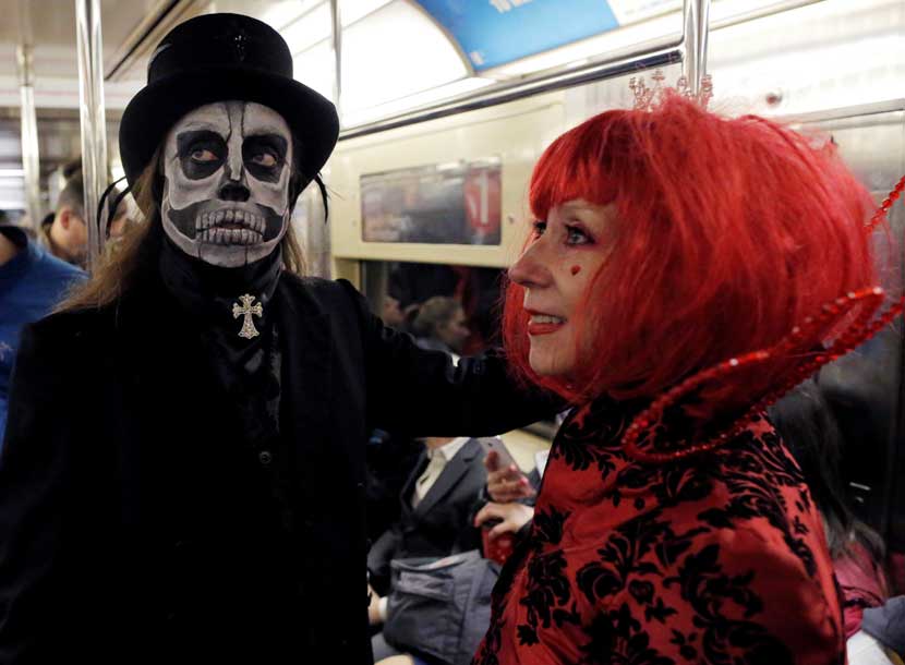 दर वर्षी ३१ ऑक्टोबरला अमेरिकेत हॅलोविन उत्सव साजरा केला जातो. दैवी किंवा पाशवी अशा कुठल्याच अतींद्रिय शक्तीचे अस्तित्व न मानणारे लोकसुध्दा या भुताटकीच्या सोहळ्यात मोठ्या हौसेने भाग घेतात. येशू ख्रिस्ताच्याही जन्माआधीपासून युरोपातल्या कांही आदिवासी जमाती अशा प्रकारचा दिवस साजरा करत असत. वर्षातून एक दिवस सर्व मृतात्मे त्यांना वाटल्यास जीवंत माणसांच्या जगात येऊन वावरतात अशी त्यांची समजूत होती. त्या आत्म्यांनी आपल्याला त्रास देऊ नये म्हणून किंवा त्यांना बरे वाटावे म्हणून जीवंत लोकसुध्दा त्या रात्री भुताखेतासारखा वेष धारण करून फिरत असत. त्यामुळे भूत कोणते आणि माणूस कोणता यातला फरक न समजल्यामुळे सुरक्षितता मिळावी अशी त्यांची धारणा होती. युरोपमध्ये सुरू झालेली ही प्रथा तिकडे लोप पावत चालली असताना अमेरिकेत मात्र त्याचा जास्तच प्रसार झाल्याचे दिसते.