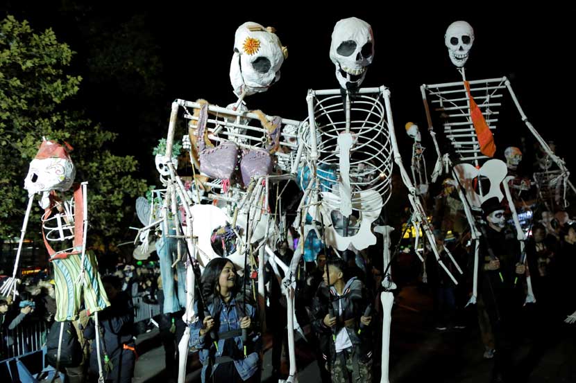 दर वर्षी ३१ ऑक्टोबरला अमेरिकेत हॅलोविन उत्सव साजरा केला जातो. दैवी किंवा पाशवी अशा कुठल्याच अतींद्रिय शक्तीचे अस्तित्व न मानणारे लोकसुध्दा या भुताटकीच्या सोहळ्यात मोठ्या हौसेने भाग घेतात. येशू ख्रिस्ताच्याही जन्माआधीपासून युरोपातल्या कांही आदिवासी जमाती अशा प्रकारचा दिवस साजरा करत असत. वर्षातून एक दिवस सर्व मृतात्मे त्यांना वाटल्यास जीवंत माणसांच्या जगात येऊन वावरतात अशी त्यांची समजूत होती. त्या आत्म्यांनी आपल्याला त्रास देऊ नये म्हणून किंवा त्यांना बरे वाटावे म्हणून जीवंत लोकसुध्दा त्या रात्री भुताखेतासारखा वेष धारण करून फिरत असत. त्यामुळे भूत कोणते आणि माणूस कोणता यातला फरक न समजल्यामुळे सुरक्षितता मिळावी अशी त्यांची धारणा होती. युरोपमध्ये सुरू झालेली ही प्रथा तिकडे लोप पावत चालली असताना अमेरिकेत मात्र त्याचा जास्तच प्रसार झाल्याचे दिसते.