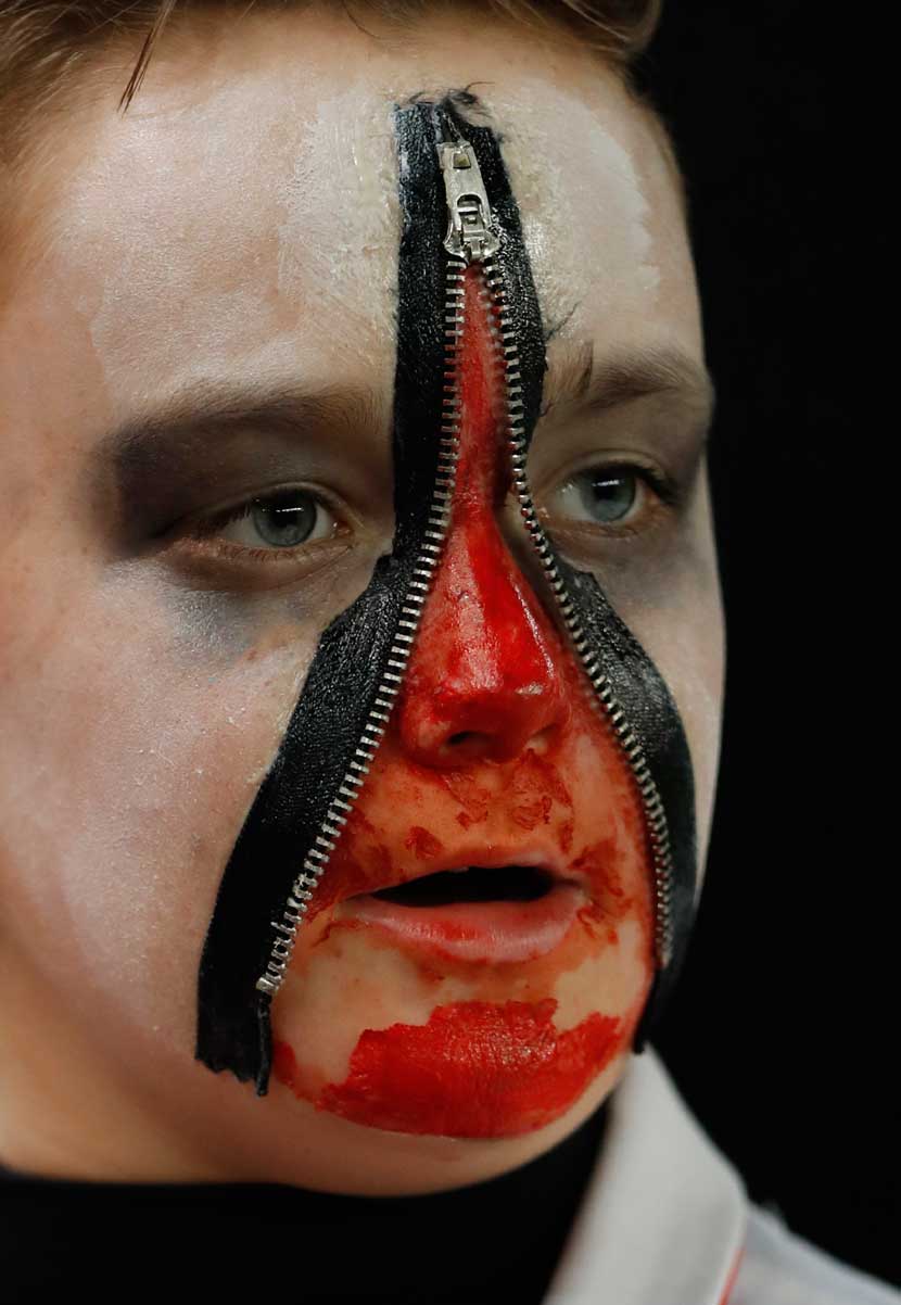 दर वर्षी ३१ ऑक्टोबरला अमेरिकेत हॅलोविन उत्सव साजरा केला जातो. दैवी किंवा पाशवी अशा कुठल्याच अतींद्रिय शक्तीचे अस्तित्व न मानणारे लोकसुध्दा या भुताटकीच्या सोहळ्यात मोठ्या हौसेने भाग घेतात. येशू ख्रिस्ताच्याही जन्माआधीपासून युरोपातल्या कांही आदिवासी जमाती अशा प्रकारचा दिवस साजरा करत असत. वर्षातून एक दिवस सर्व मृतात्मे त्यांना वाटल्यास जीवंत माणसांच्या जगात येऊन वावरतात अशी त्यांची समजूत होती. त्या आत्म्यांनी आपल्याला त्रास देऊ नये म्हणून किंवा त्यांना बरे वाटावे म्हणून जीवंत लोकसुध्दा त्या रात्री भुताखेतासारखा वेष धारण करून फिरत असत. त्यामुळे भूत कोणते आणि माणूस कोणता यातला फरक न समजल्यामुळे सुरक्षितता मिळावी अशी त्यांची धारणा होती. युरोपमध्ये सुरू झालेली ही प्रथा तिकडे लोप पावत चालली असताना अमेरिकेत मात्र त्याचा जास्तच प्रसार झाल्याचे दिसते.