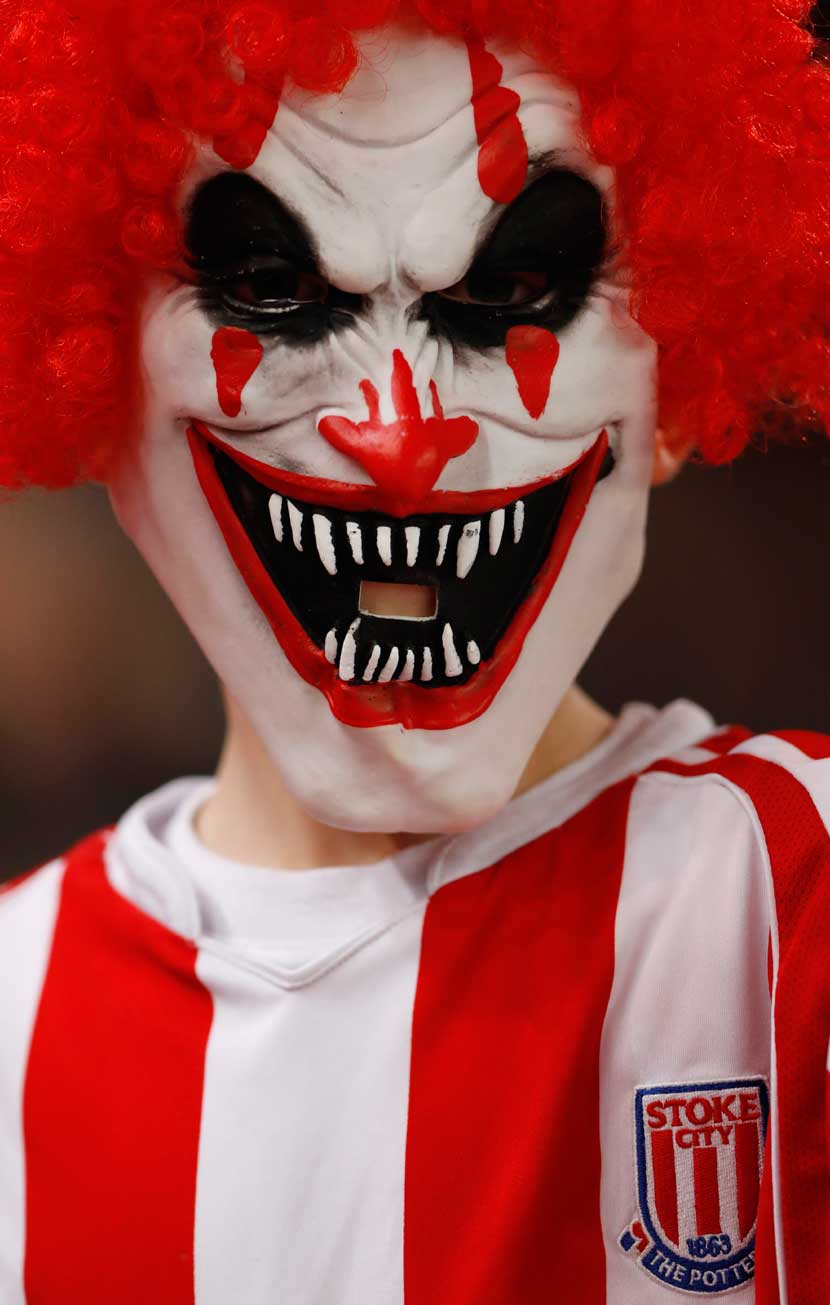 दर वर्षी ३१ ऑक्टोबरला अमेरिकेत हॅलोविन उत्सव साजरा केला जातो. दैवी किंवा पाशवी अशा कुठल्याच अतींद्रिय शक्तीचे अस्तित्व न मानणारे लोकसुध्दा या भुताटकीच्या सोहळ्यात मोठ्या हौसेने भाग घेतात. येशू ख्रिस्ताच्याही जन्माआधीपासून युरोपातल्या कांही आदिवासी जमाती अशा प्रकारचा दिवस साजरा करत असत. वर्षातून एक दिवस सर्व मृतात्मे त्यांना वाटल्यास जीवंत माणसांच्या जगात येऊन वावरतात अशी त्यांची समजूत होती. त्या आत्म्यांनी आपल्याला त्रास देऊ नये म्हणून किंवा त्यांना बरे वाटावे म्हणून जीवंत लोकसुध्दा त्या रात्री भुताखेतासारखा वेष धारण करून फिरत असत. त्यामुळे भूत कोणते आणि माणूस कोणता यातला फरक न समजल्यामुळे सुरक्षितता मिळावी अशी त्यांची धारणा होती. युरोपमध्ये सुरू झालेली ही प्रथा तिकडे लोप पावत चालली असताना अमेरिकेत मात्र त्याचा जास्तच प्रसार झाल्याचे दिसते.