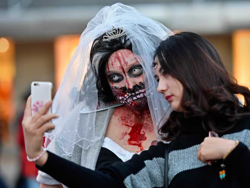 दर वर्षी ३१ ऑक्टोबरला अमेरिकेत हॅलोविन उत्सव साजरा केला जातो. दैवी किंवा पाशवी अशा कुठल्याच अतींद्रिय शक्तीचे अस्तित्व न मानणारे लोकसुध्दा या भुताटकीच्या सोहळ्यात मोठ्या हौसेने भाग घेतात. येशू ख्रिस्ताच्याही जन्माआधीपासून युरोपातल्या कांही आदिवासी जमाती अशा प्रकारचा दिवस साजरा करत असत. वर्षातून एक दिवस सर्व मृतात्मे त्यांना वाटल्यास जीवंत माणसांच्या जगात येऊन वावरतात अशी त्यांची समजूत होती. त्या आत्म्यांनी आपल्याला त्रास देऊ नये म्हणून किंवा त्यांना बरे वाटावे म्हणून जीवंत लोकसुध्दा त्या रात्री भुताखेतासारखा वेष धारण करून फिरत असत. त्यामुळे भूत कोणते आणि माणूस कोणता यातला फरक न समजल्यामुळे सुरक्षितता मिळावी अशी त्यांची धारणा होती. युरोपमध्ये सुरू झालेली ही प्रथा तिकडे लोप पावत चालली असताना अमेरिकेत मात्र त्याचा जास्तच प्रसार झाल्याचे दिसते.