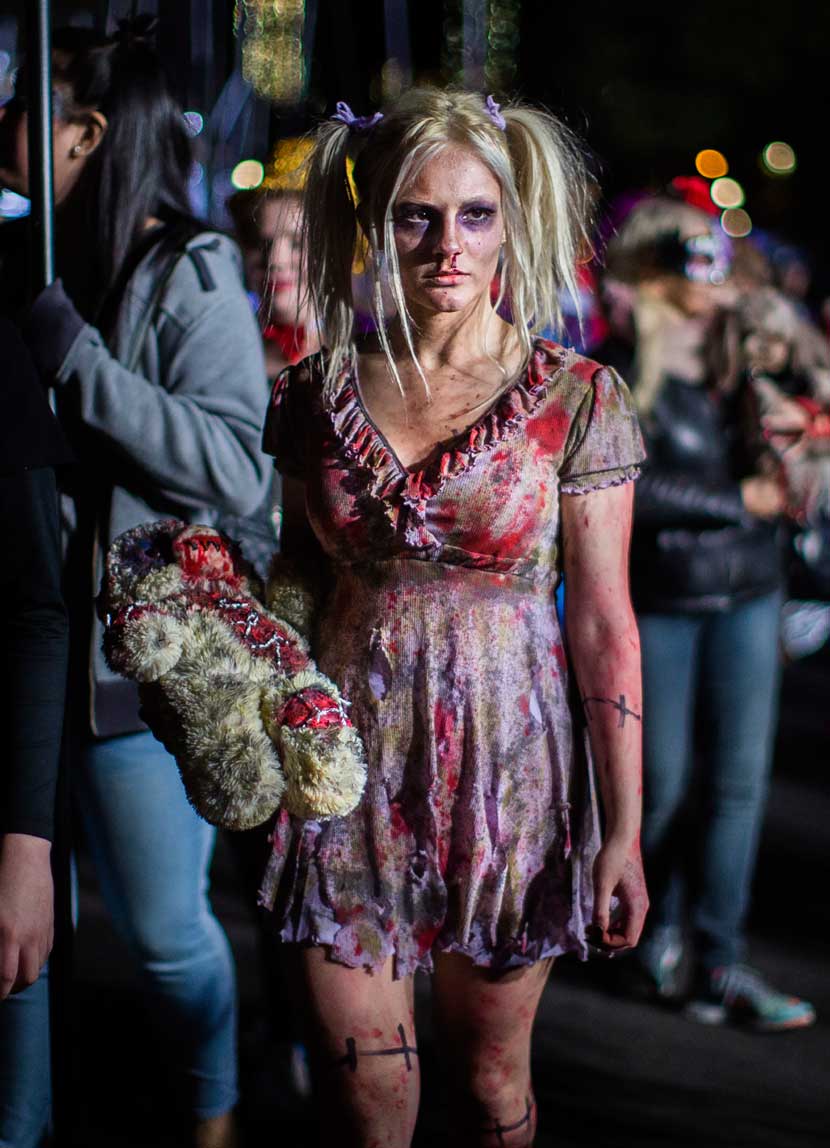 दर वर्षी ३१ ऑक्टोबरला अमेरिकेत हॅलोविन उत्सव साजरा केला जातो. दैवी किंवा पाशवी अशा कुठल्याच अतींद्रिय शक्तीचे अस्तित्व न मानणारे लोकसुध्दा या भुताटकीच्या सोहळ्यात मोठ्या हौसेने भाग घेतात. येशू ख्रिस्ताच्याही जन्माआधीपासून युरोपातल्या कांही आदिवासी जमाती अशा प्रकारचा दिवस साजरा करत असत. वर्षातून एक दिवस सर्व मृतात्मे त्यांना वाटल्यास जीवंत माणसांच्या जगात येऊन वावरतात अशी त्यांची समजूत होती. त्या आत्म्यांनी आपल्याला त्रास देऊ नये म्हणून किंवा त्यांना बरे वाटावे म्हणून जीवंत लोकसुध्दा त्या रात्री भुताखेतासारखा वेष धारण करून फिरत असत. त्यामुळे भूत कोणते आणि माणूस कोणता यातला फरक न समजल्यामुळे सुरक्षितता मिळावी अशी त्यांची धारणा होती. युरोपमध्ये सुरू झालेली ही प्रथा तिकडे लोप पावत चालली असताना अमेरिकेत मात्र त्याचा जास्तच प्रसार झाल्याचे दिसते.