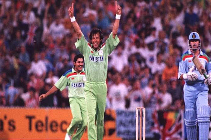 १९९६ मध्ये माजी पाकिस्तानी कर्णधार इम्रान खानने बाटलीच्या टोपणाने चेंडू जुना करण्याचा प्रयत्न केला होता.