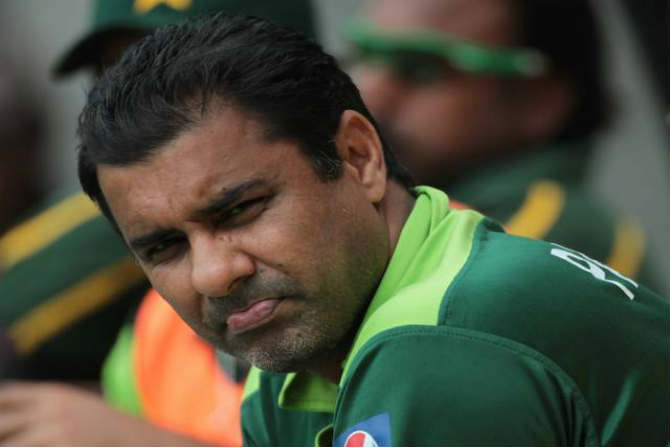 २००२ मध्ये पाकिस्तानचा गोलंदाज वकार यूनूस असा पहिला क्रिकेटर बनला ज्याला आंतरराष्ट्रीय चेंडूशी छेडछाड केल्याच्या आरोपावरुन निलंबित करण्यात आले.