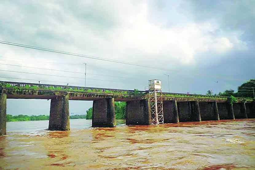 उल्हास नदीच्या प्रवाहाचे संग्रहीत छायाचित्र.