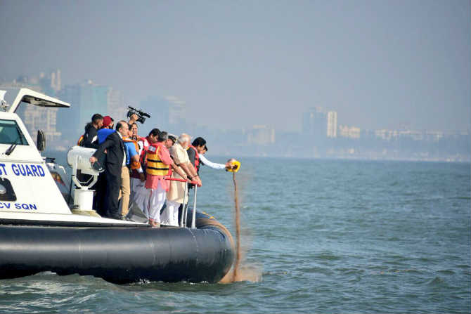 पंतप्रधान नरेंद्र मोदी यांनी समुद्रात शिवस्मारकाचे जलपूजन केले.