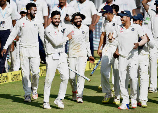 मुंबईच्या वानखेडे स्टेडियमवर भारतीय संघाने सोमवारी इंग्लंडविरुद्धची कसोटी १ डाव ३६ धावांनी जिंकली. या विजयासह भारतीय संघाने मालिकेत देखील ३-० अशी विजयी आघाडी घेतली आहे. (पीटीआय)