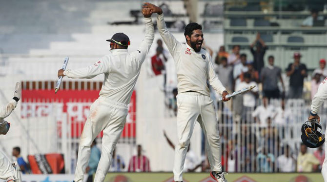 चेन्नई कसोटी अनिर्णीत राखण्याचा इंग्लंडचा मानस असताना कसोटीच्या पाचव्या दिवशी रवींद्र जडेजाने अफलातून गोलंदाजी करत ७ विकेट्स मिळवल्या. त्यामुळे भारतीय संघाला चेन्नई कसोटीत १ डाव ७५ धावांनी विजय प्राप्त करता आला.