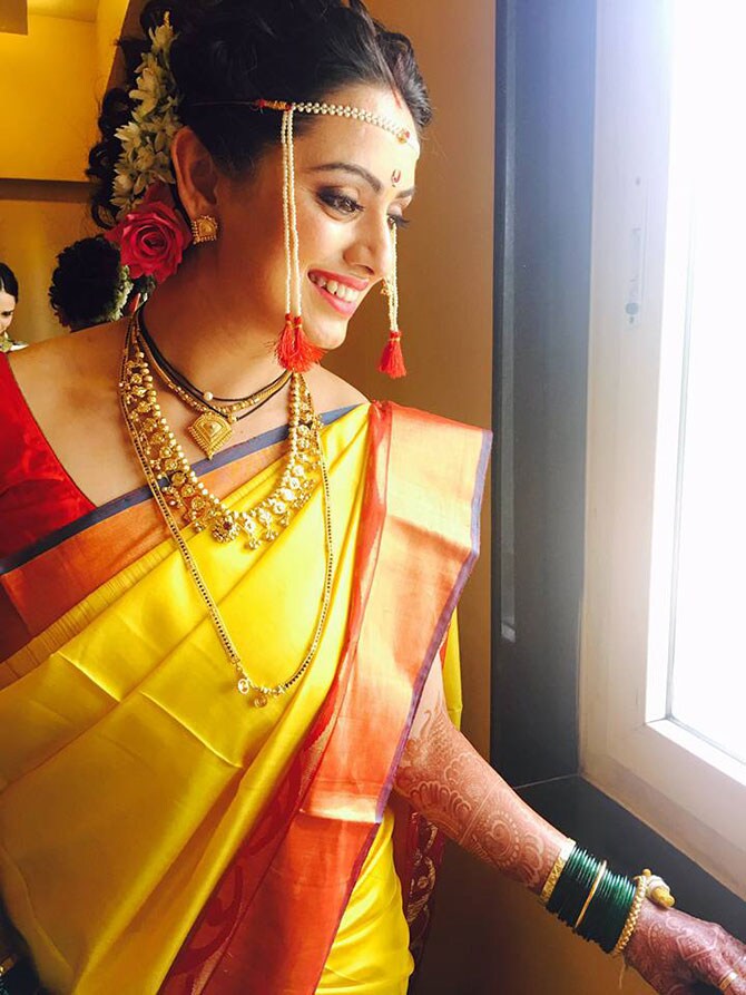 मराठी टीव्ही आणि सिनेसृष्टीत सध्या लग्नांचा मौसम आहे. 'राधा ही बावरी' मालिकेतून घराघरांत पोहोचलेली मराठमोळी अभिनेत्री श्रुती मराठे 4 डिसेंबर रोजी विवाहबद्ध झाली. अभिनेता गौरव गौरव घाटणेकरसोबत विवाह केला. श्रुती आणि गौरवची ओळख 'तुझी माझी लव्ह स्टोरी' या चित्रपटाच्या सेटवर झाली होती. त्यानंतर या दोघांच्या मैत्रीचे रुपांतर प्रेमात झाले. तीन वर्षे रिलेशनशिपमध्ये राहिल्यानंतर दोघांनी लग्नाचा निर्णय घेतला. हे नवदाम्पत्य हनीमुनसाठी बाली येथे जाणार असल्याचे कळते. दरम्यान, या लग्नसोहळ्याला मराठी चित्रटपसृष्टीतील अनेक सेलिब्रेटींनी उपस्थिती लावली होती.