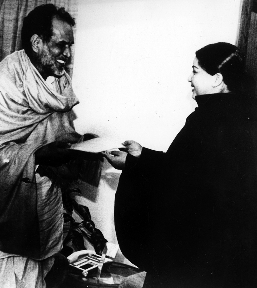 The All India Anna Dravida Munnetta Kazhagam (AIADMK) leader Jayalalitha submitting memorandum to the Prime Minister Chandrashekhar at his residence in New Delhi. PTI photo on 29.12.1990