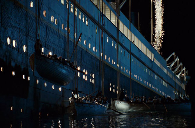 ब्रिटनच्या साऊथ हॅप्टन येथून न्युयॉर्कला जाण्यासाठी निघालेले टायटॅनिक जहाजाची ‘कधीही न बुडणारे जहाज’ म्हणून ख्याती होती. पण, पहिल्याच प्रवासात दीड हजारांहून अधिक प्रवाश्यांना घेऊन या महाकाय जहाजाने जलसमाधी घेतली. आज या घटनेला १०४ वर्षे उलटली. आजही टाटानिक या जहाजाबद्दल अनेक कथा ऐकिवात आहेत. १५ एप्रिल १९१२ रोजी टायटॅनिक जहाज समुद्रात बुडाले. व्हाइट स्टार लाइन कंपनीचे हे ५२ हजार टन वजनी जहाज १० एप्रिलला इंग्लंडमधील साऊथ हॅप्टनमधून न्यूयॉर्कच्या दिशेने निघाले होते. टायटॅनिकची ही पहिलीच सफर होती. टायटॅनिकचा हाच प्रवास पुढे जेम्स कॅमरुन या दिग्दर्शकाने मोठ्या पडद्यावर आणला. हॉलिवूडचा प्रसिद्ध अभिनेता लिओनार्दो दीकेप्रिओ आणि केट विन्स्लेट यांनी या चित्रपटामध्ये 'जॅक' आणि 'रोज' ही पात्रं साकारली होती. अनेक कलाकार, भलामोठा सेट आणि भव्य जहाज हा सर्व गोतावळा एकत्र करत जेम्स कॅमरुनने प्रेक्षकांसमोर हुबेहूब टायटॅनिक उभी केली होती. १९९७ मध्ये प्रदर्शित झालेल्या या चित्रपटाला आज फार वर्ष उलटूनही आजही प्रेक्षकांवर या चित्रपटाची जादू कायम आहे. या चित्रपटातील दोन हात पसरवून जहाजाच्या टोकावर उभं राहणं असूदे किंवा मग ते जहाज बुडतानाचा आक्रोश असूदे. प्रेक्षकांच्या मनावर छाप पाडलेल्या या चित्रपटातील बिहाइंड द सिन्सचे फोटो सध्या सोशल मीडियावर गाजत आहेत. चला तर मग, पाहूया कसा घडला 'टायटॅनिक'...(छाया सौजन्य- फेसबुक/ @GraphicsPedia)