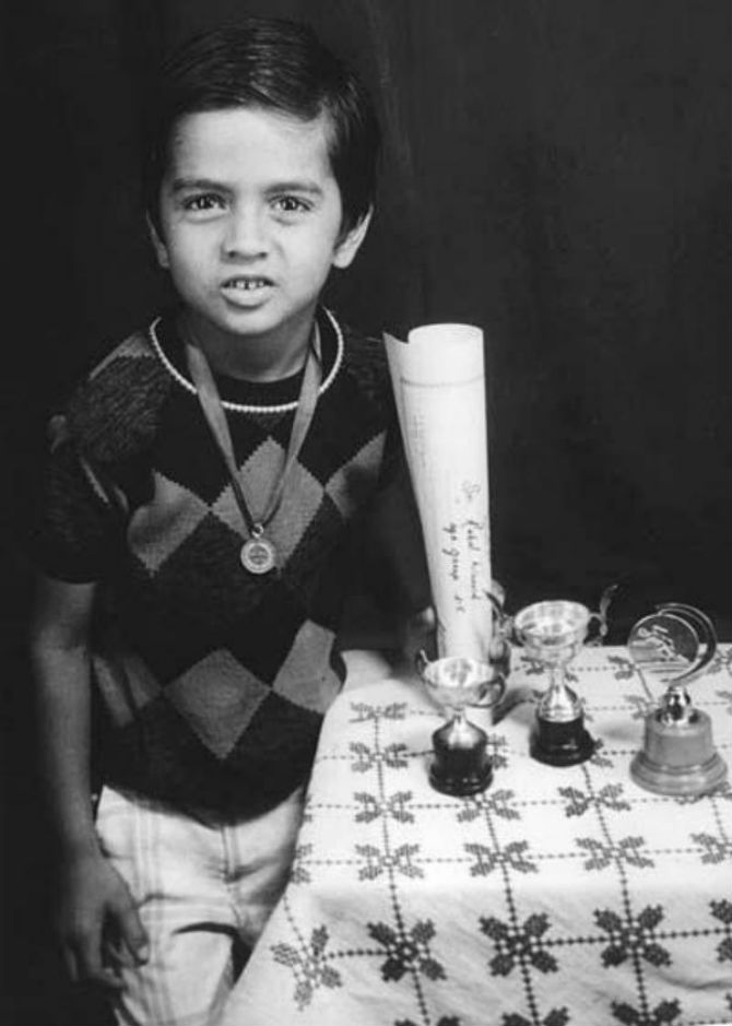 भारतीय संघाचा 'दि वॉल' म्हणून ओळख प्राप्त झालेला माजी क्रिकेटवीर राहुल द्रविड याचा आज ४६ वा वाढदिवस. त्यानिमित्ताने द्रविडच्या बालपणीच्या काही छायाचित्रांचा हा संग्रह.