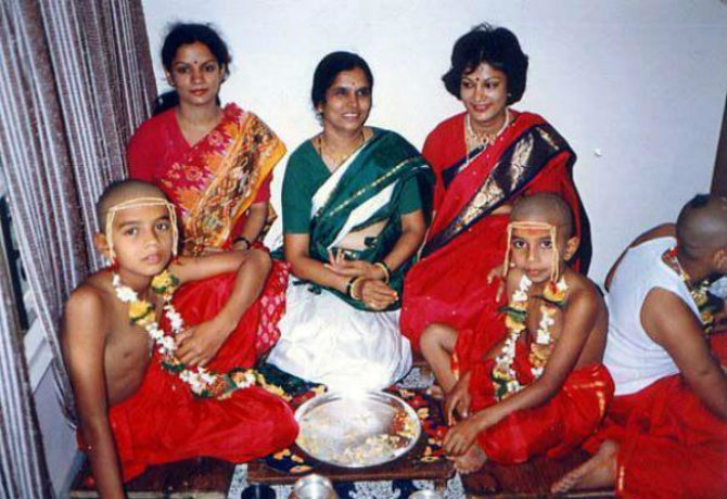 आई पुष्पा आणि भाऊ विजयसोबत (उजवीकडे) घरगुती पारंपारिक कार्यक्रमात चिमुकला राहुल.