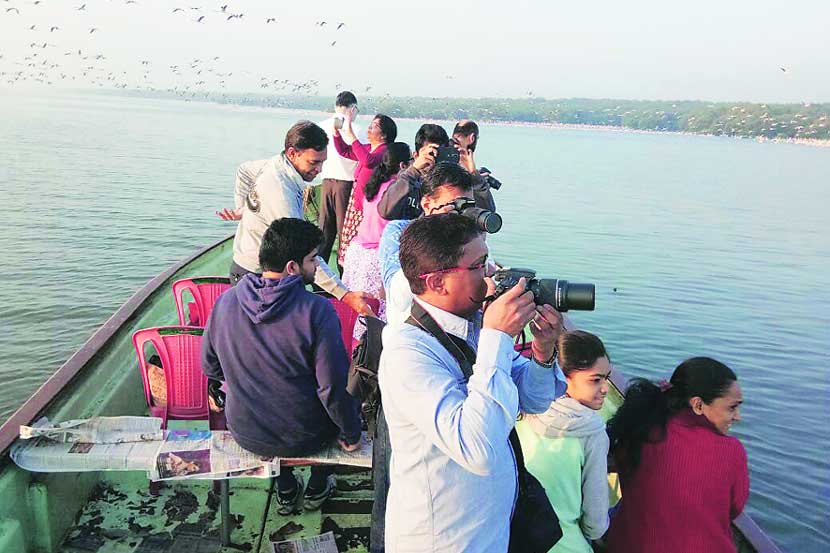 मत्स्यदुष्काळात कोळ्यांना पक्ष्यांचा आधार