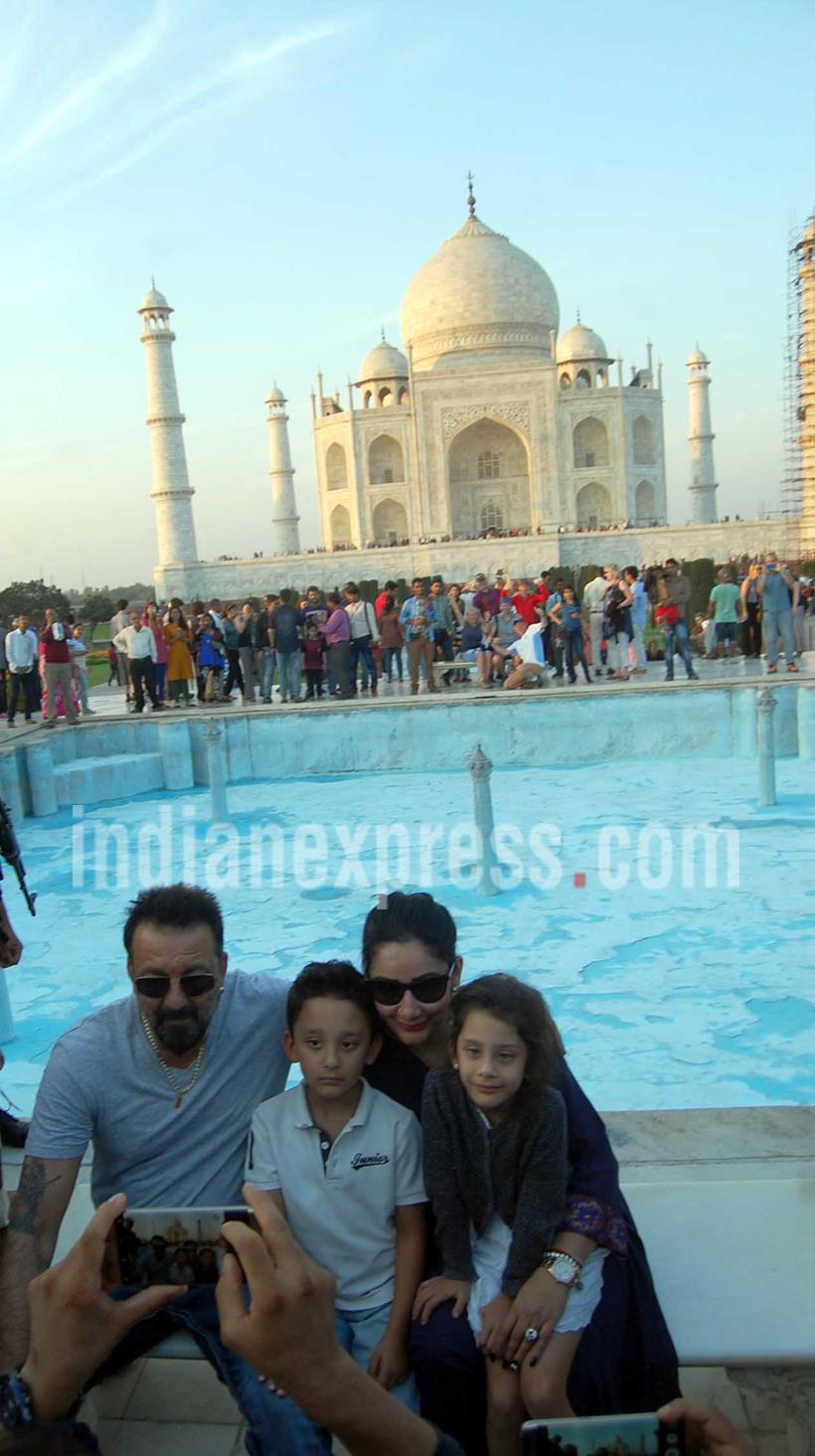 ताज महाल येथे कुटुंबासोबत फोटो काढताना संजय दत्त (छाया सौजन्यः इंडियन एक्सप्रेस)
