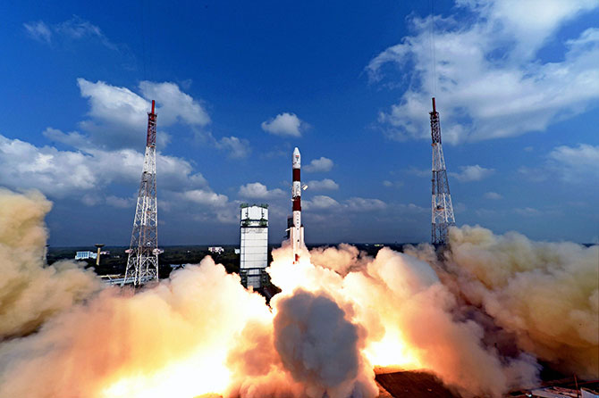 बुधवारी भारताने अवकाशात सोडलेल्या १०४ उपग्रहांपैकी फक्त ३ उपग्रह भारतीय होते, तर इतर उपग्रह परदेशांचे होते. इतर देशांचे १०१ उपग्रह सोडल्यामुळे या मोहिमेचा निम्मा खर्च वसूल होईल, असा अंदाज इस्रोने व्यक्त केला आहे. (छाया-पीटीआय)