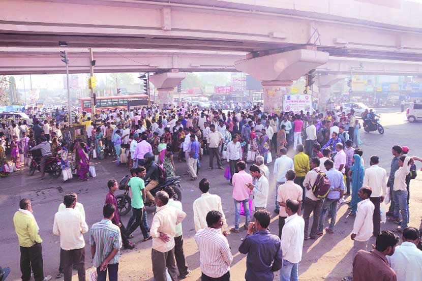 निवडणुकीचा प्रचार जोमाने सुरू झाला असल्याने सभा किंवा पदयात्रेचा रोजगार मिळविण्यासाठी मजूर कट्टय़ावर मजुरांची गर्दी होत आहे. भोसरीच्या उड्डाणपुलाखाली रविवारी मजुरांची मोठी गर्दी झाली होती.