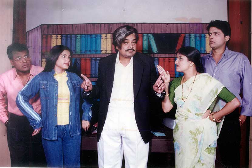 'तू तू मैं मै' मध्ये एकत्र अभिनेता भरत जाधव, अभिनेत्री दीपा परब, विजय चव्हाण, सुप्रिया पाठारे आणि अंकुश चौधरी. (एक्स्प्रेस छायाचित्र)
