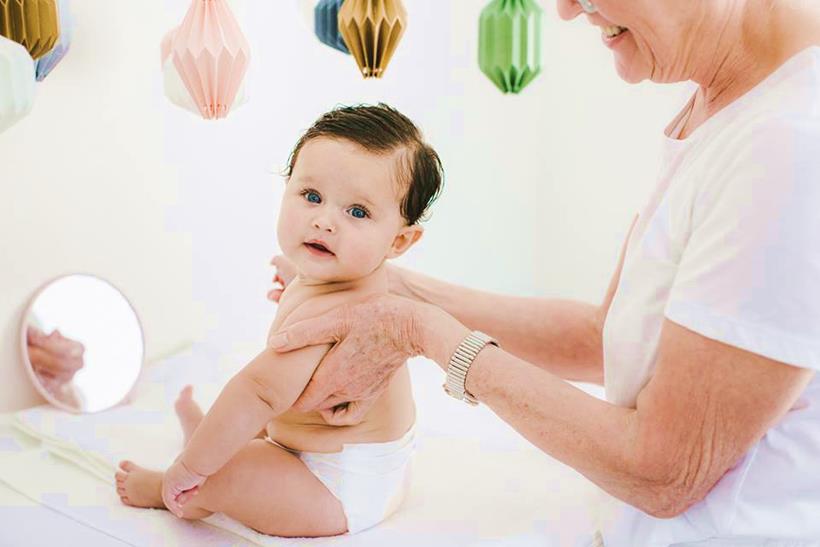 शास्त्रोक्त आणि नैसर्गिक पद्धतीने केलेला मसाज बाळाच्या शरीराला आराम देतो. (Source: Baby Spa Perth/Facebook)