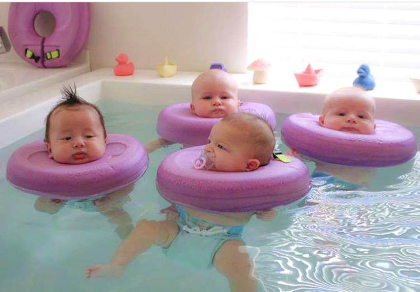 बाळाच्या सर्वांगिण विकासासाठी गरजेचा असा हा 'बेबी स्पा'. 'बेबी स्पा'मधील बालकं पाण्यात डुंबण्याचा आनंद घेताना. (Source: Baby Spa Perth/Facebook)