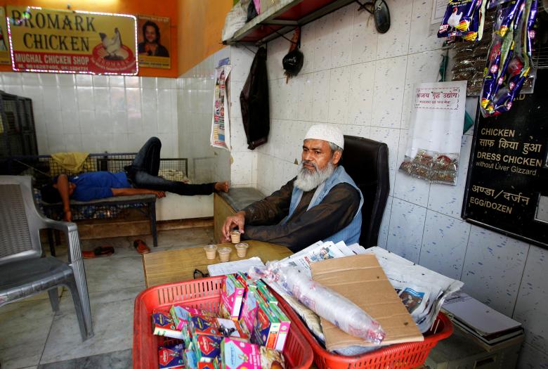 अलाहाबादमधील आपल्या बंद पडलेल्या दुकानात बसलेला एक व्यापारी. (REUTERS/Jitendra Prakash)