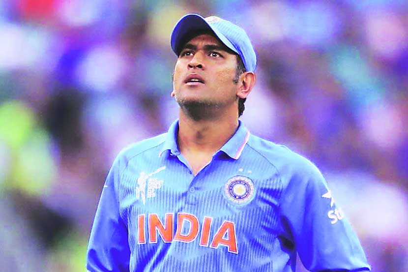 Virat kohli , Ramachandra Guha , MS Dhoni , Team India , Ramachandra Guha Pointed out that awarding MS Dhoni an A contract , Sports news, Cricket, Loksatta, Loksatta news, Marathi, Marathi news