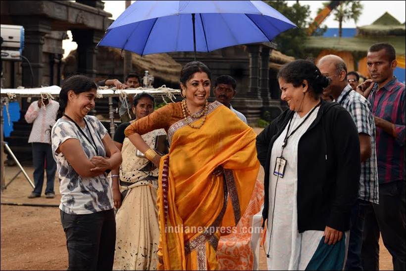 सेटवरील एका निखळ आनंदाच्या क्षणी शिवगामी देवी. बाहुबलीच्या पहिल्या भागात चित्रपटाच्या सुरुवातीलाच तिचा मृत्यू दर्शविण्यात आला होता.
