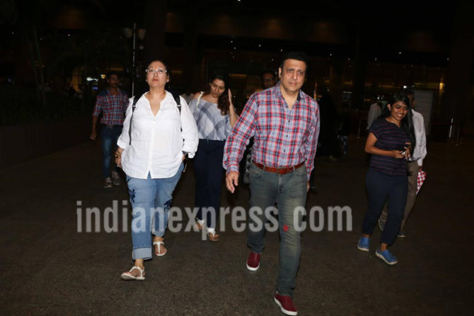 अभिनेता गोविंदा आणि पत्नी सुनिता यांना विमानतळावर पाहण्यात आले. (छाया- Varinder Chawla)