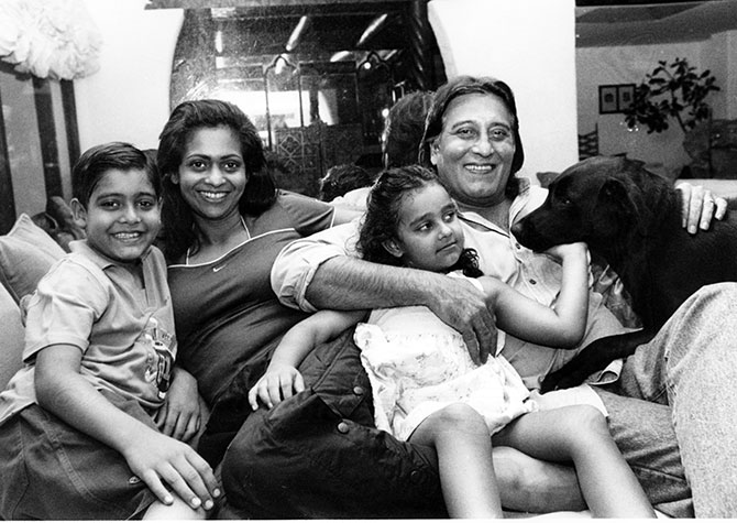 विनोद खन्ना, त्यांची पत्नी कविता खन्ना, मुलगा साक्षी खन्ना आणि मुलगी श्रद्धा खन्ना. (एक्स्प्रेस आर्काइव्ह फोटो)