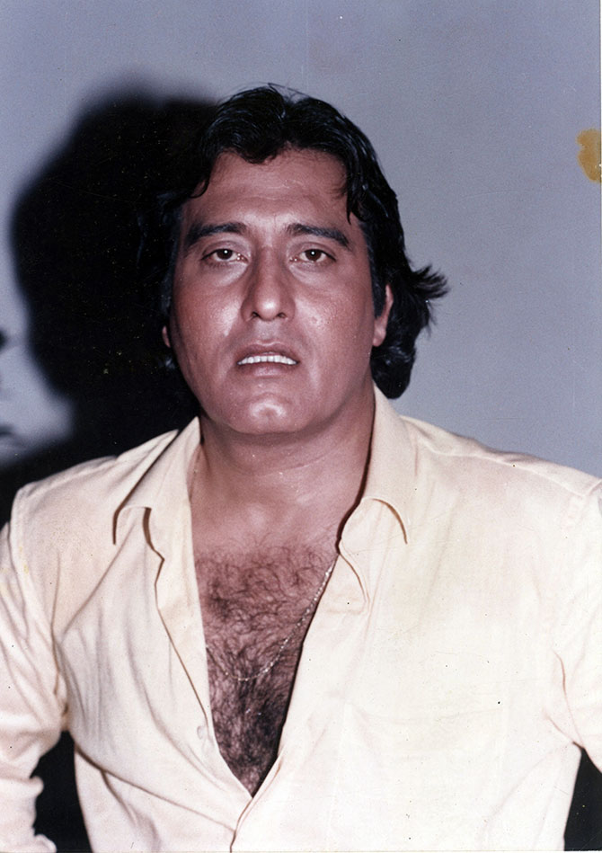 १९६८ मध्ये ‘मन का मीत’ या सिनेमातून विनोद खन्ना यांनी बॉलिवूडमध्ये पदार्पण केले. या सिनेमात त्यांनी खलनायकाची भूमिका साकारली होती. त्यानंतर अनेक सिनेमात सहाय्यक अभिनेता आणि खलनायकाच्या भूमिका साकारत त्यांनी आपला ठसा उमटवायला सुरुवात केली.
