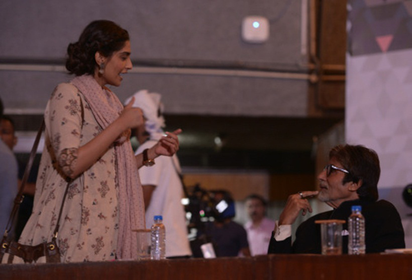 अमिताभ बच्चन यांच्यासोबत संवाद साधताना सोनम कपूर.
