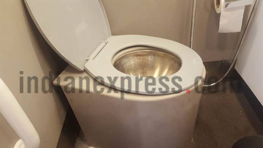 ही टॉयलेटस् झिरो डिस्चार्ज बायो टॉयलेट असतील. अशा प्रकारच्या एका टॉयलेटच्या निर्मितीसाठी जवळजवळ साडेतीन लाख रुपये खर्च येणार असल्याचे समजते. (Photo Source : Indianexpress.com)