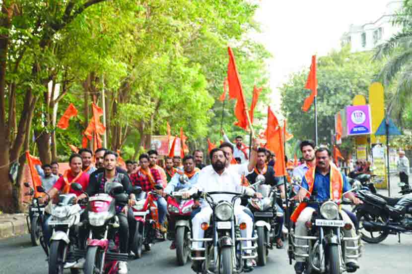 खारघर येथून सुमारे अडीचशे दुचाकी व वाहनांचा ताफा घेऊन शिंदे आणि बांदेकर यांच्या फेरी निघाली होती. 