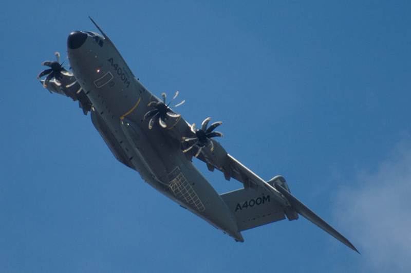५२व्या 'पॅरिस एअर शो'च्या उद्घाटनापूर्वी 'Airbus A400M Atlas' या लष्करी विमानाने हवेत झेप घेऊन आपल्या शक्तिचे प्रदर्शन केले. (रॉयटर्स)