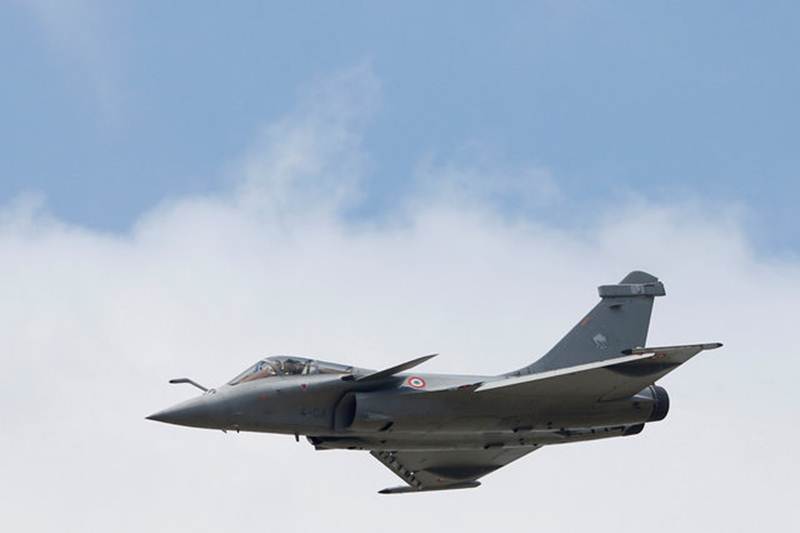 Dassault Rafale Fighter : एअर शोच्या उद्घाटनाच्या दोन दिवस आधी आकाशात झेपावलेल्या विमानांमध्ये या विमानाचादेखील समावेश होता. (रॉयटर्स)