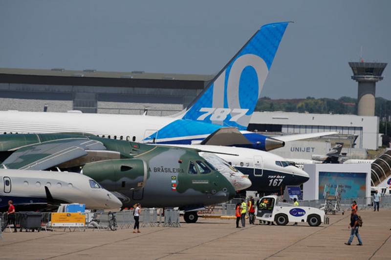५२ व्या 'पॅरिस एअर शो'मध्ये विविध प्रकारची विमाने प्रदर्शनार्थ ठेवण्यात आली आहेत. (रॉयटर्स)
