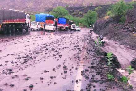 सदोष बांधकामामुळे खंबाटकी घाटात जलप्रपात!