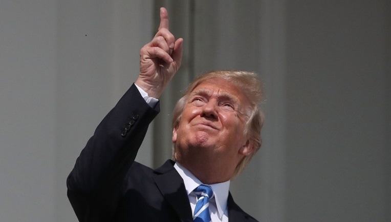 Donald Trump , Donald Trump mocked for looking directly at sun during solar eclipse , funniest memes and tweets , सुर्यग्रहण, Loksatta, Loksatta news, Marathi, Marathi news