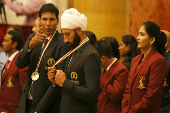 भारतीय हॉकीसंघाचा माजी कर्णधार सरदार सिंह आणि पॅरालिम्पीकपटू देवेंद्र झाजरिया यांना यंदाचा राजीव गांधी खेलरत्न पुरस्कार देण्यात आला.
