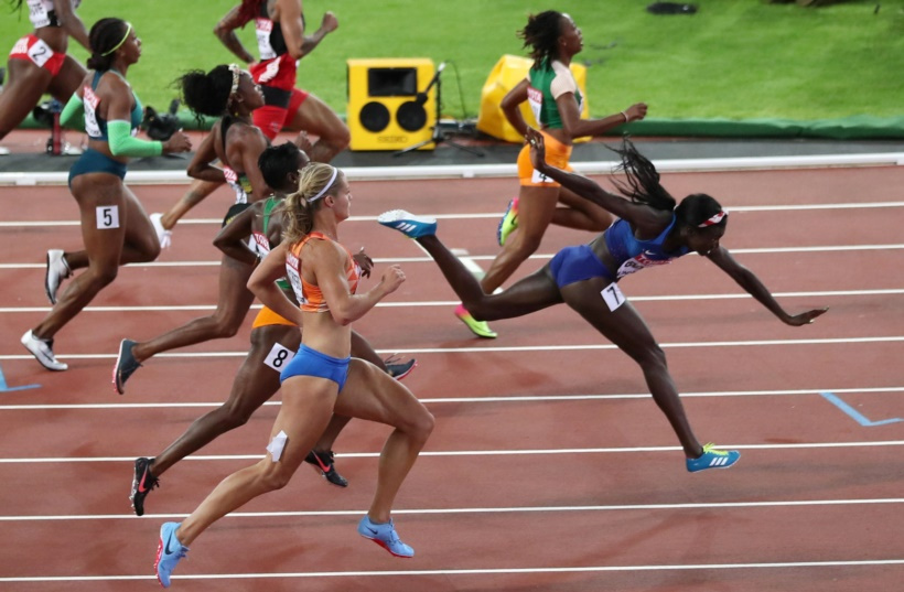 महिलांच्या १०० मीटर शर्यतीत जेतेपदाची प्रबळ दावेदार असलेल्या जमैकाच्या एलेन थॉम्पसनला पिछाडीवर टाकताना अमेरिकेच्या टोरी बोवीने सुवर्णपदकाची कमाई केली. (छाया सौजन्य : रॉयटर्स)